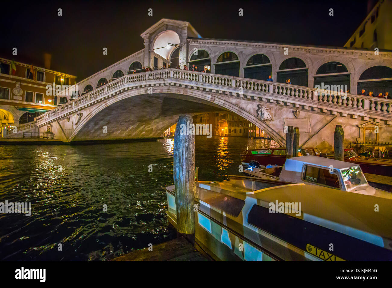 Venecia (Venezia), Italia, 17 de octubre de 2017 - vista del puente de Rialto de Venecia de noche, Italia. Foto de stock
