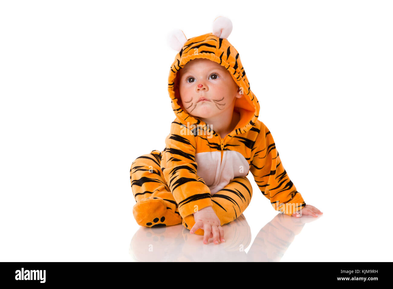 El Bebe De Seis Meses Vistiendo Traje De Tigre Sentado Aislado En Blanco Fotografia De Stock Alamy