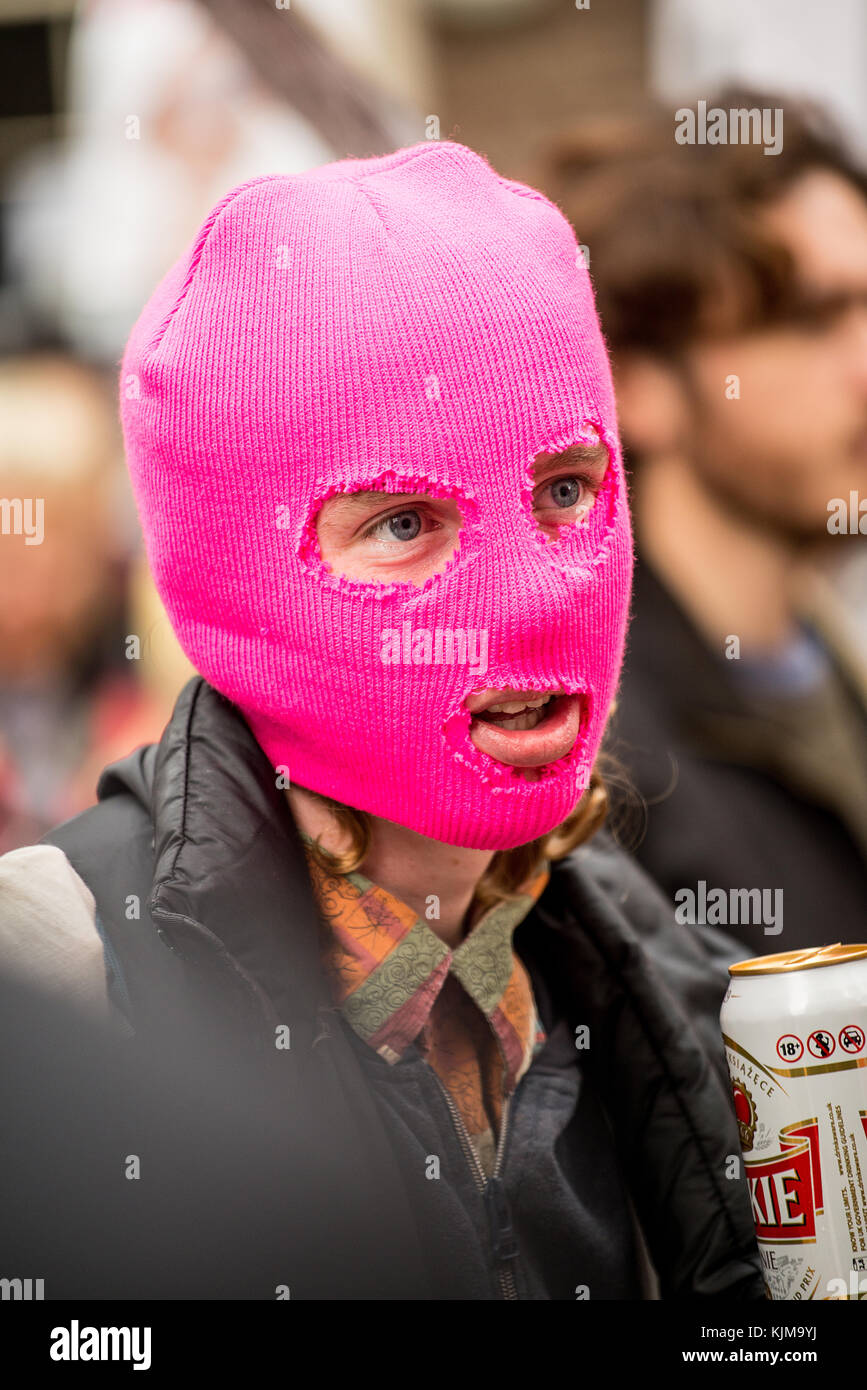 Estudiante femenina vistiendo pasamontañas rosa en la demostración de  protesta para la campaña en contra de los derechos de escolaridad y cortes,  por las calles de Londres, Reino Unido Fotografía de stock 