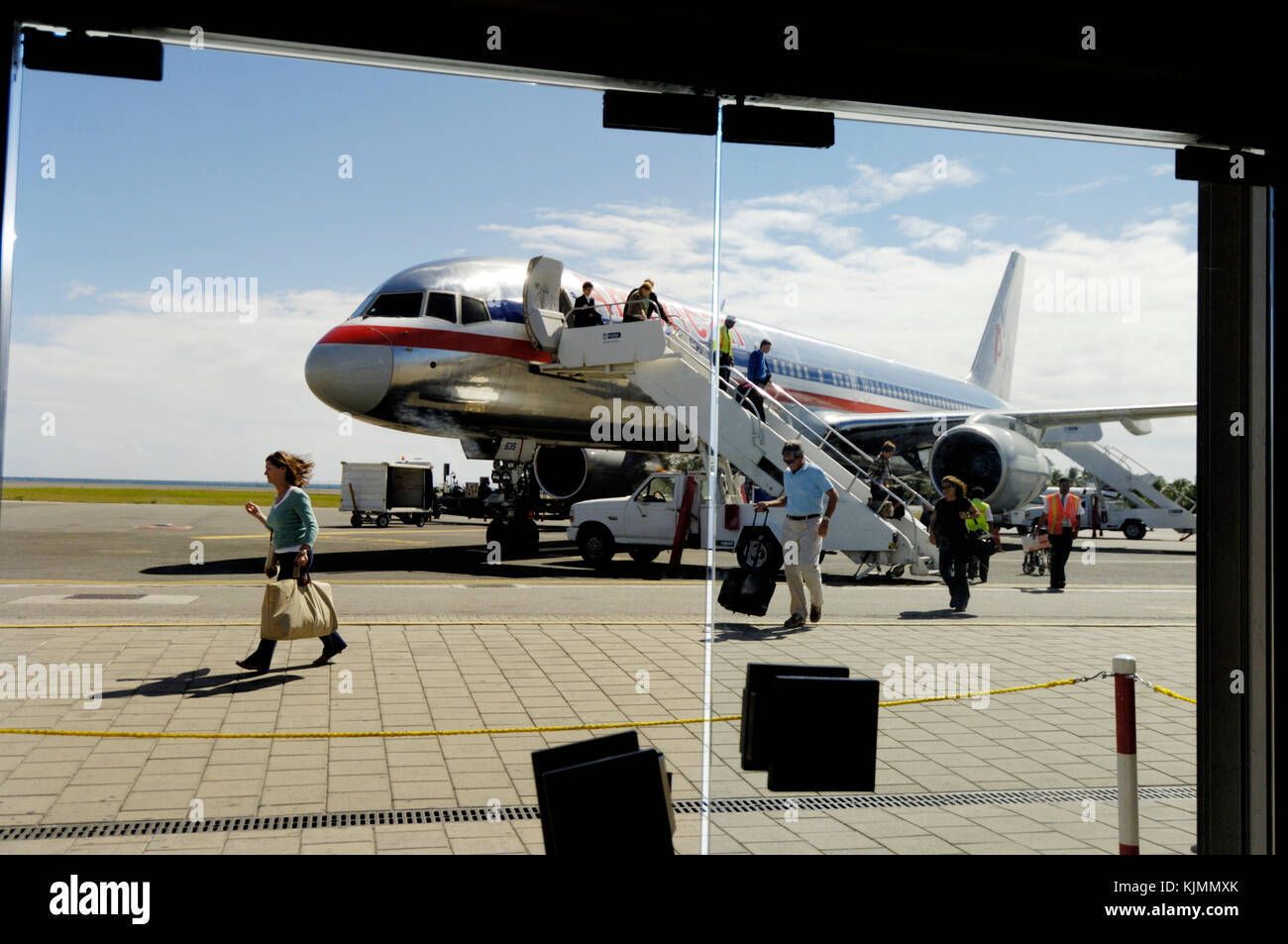 Los pasajeros con equipaje de mano de desembarcar desde un American Airlines  Boeing 757-200 estacionada en el suelo Fotografía de stock - Alamy