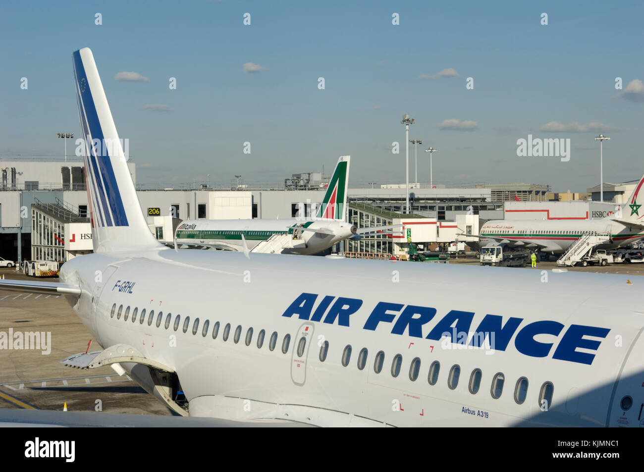Un Airbus A319 de Air France con un A321100 Alitalia y Royal Air Maroc