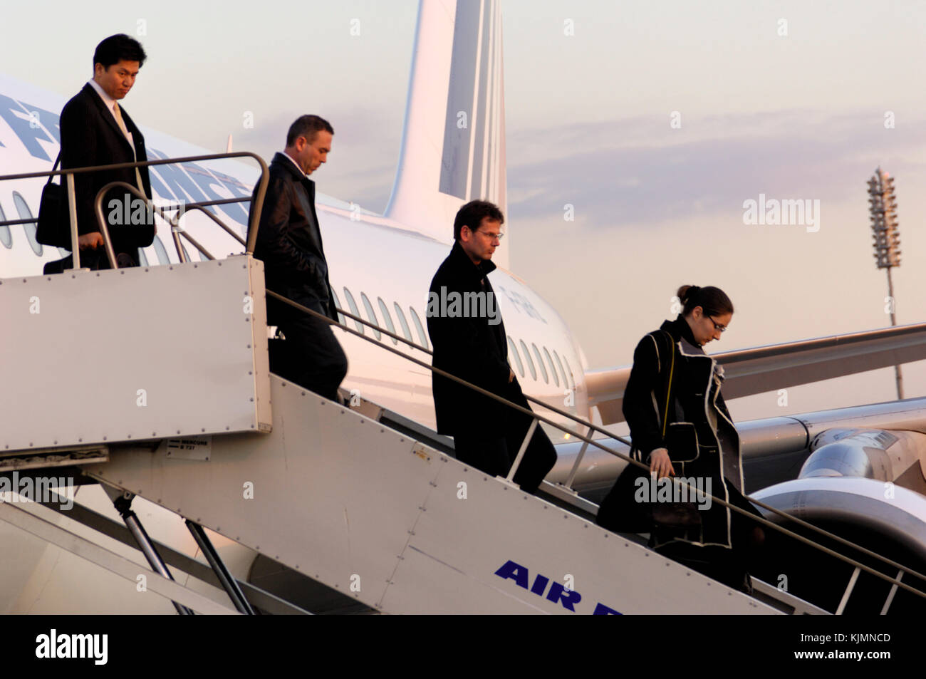 Los pasajeros con equipaje de mano utilizando airstairs desembarcar desde  un Air France A319 Fotografía de stock - Alamy