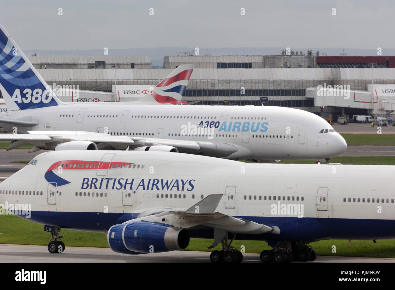 Aterrizaje con empuje inverso en la pista 27L primera visita de un A380 en el Reino Unido en un fuerte viento lateral sur con British Airways Boeing 747s de rodadura Foto de stock