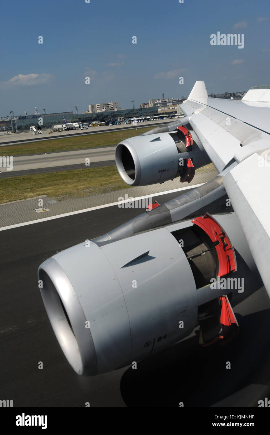 Los motores CFM56-5C2-empuje reversible y de vanguardia de listones del ala del avión Airbus A340-300 de Lufthansa durante el aterrizaje Foto de stock