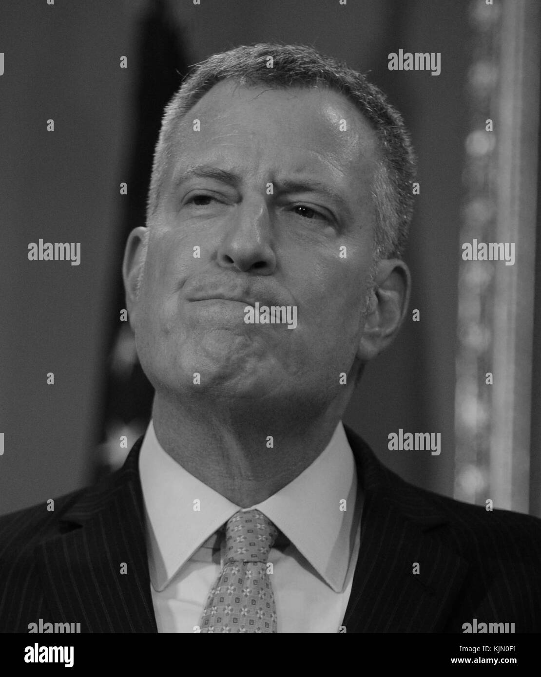 New York, NY - 12 de enero: conferencia de prensa sobre seguridad pública con el alcalde de Nueva York, Bill de blasio, jefe administrativo el Juez Lawrence marcas y otros funcionarios encargados de hacer cumplir la ley, abogados y funcionarios electos, funcionarios de la ciudad, en un esfuerzo para reducir la violencia armada, reveló el martes sus planes para desplegar más de 200 detectives, gastan millones de dólares para expertos en ADN y creó tribunales especiales para tratar casos de armas de fuego. La nueva iniciativa del delito, denominado "proyecto fast track," incluirá una nueva pistola nypd violencia represión división con órdenes de ramp up esfuerzos contra las bandas armadas y las armas tr Foto de stock