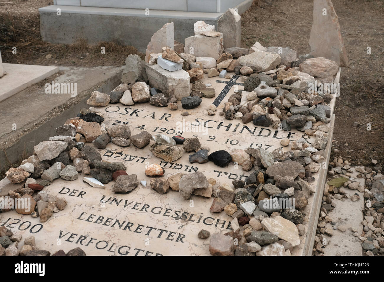 Inscripción en la tumba de Oskar Schindler, en hebreo y alemán Oskar