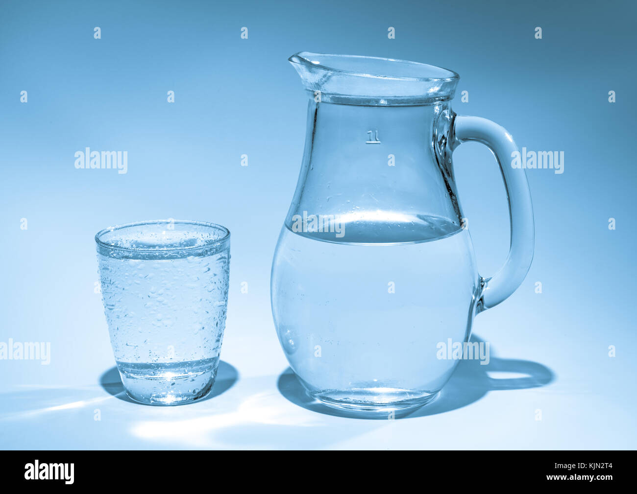 Jarra y vidrio del agua imagen de archivo. Imagen de claro - 119994523