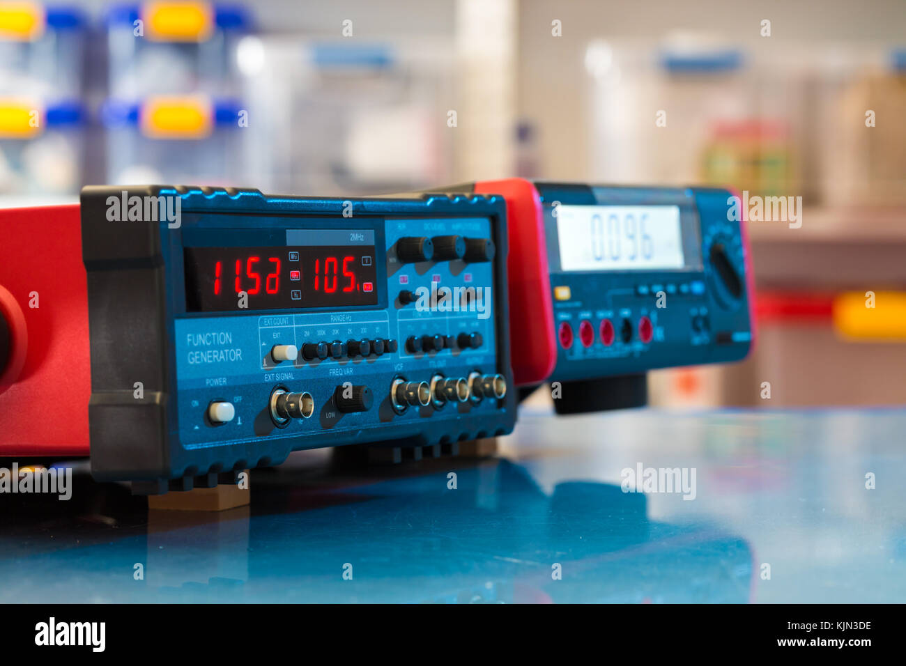 Dispositivo electrónico para la medición de señales eléctricas Fotografía  de stock - Alamy