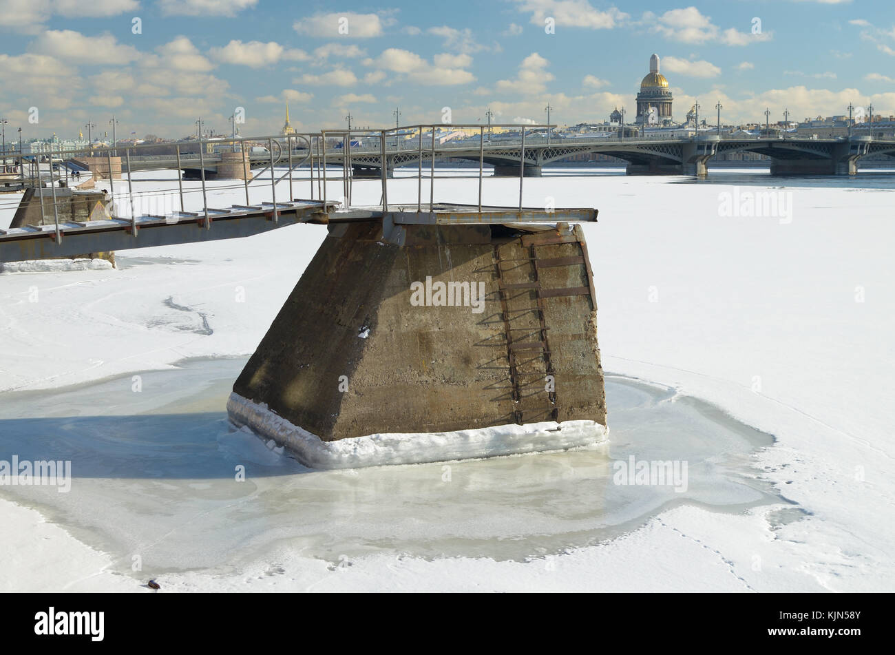 Muelle de concreto para los buques construidos en la costa de la ciudad
