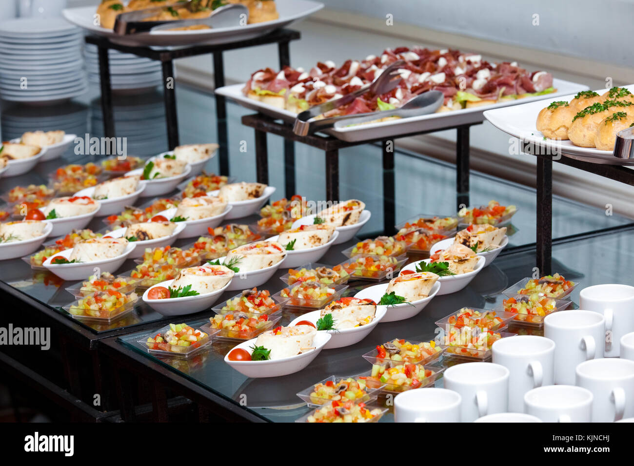 Desayuno inglés en el restaurante del hotel, snacks y bocadillos en la  mesa. Snack bar vista cercana Fotografía de stock - Alamy