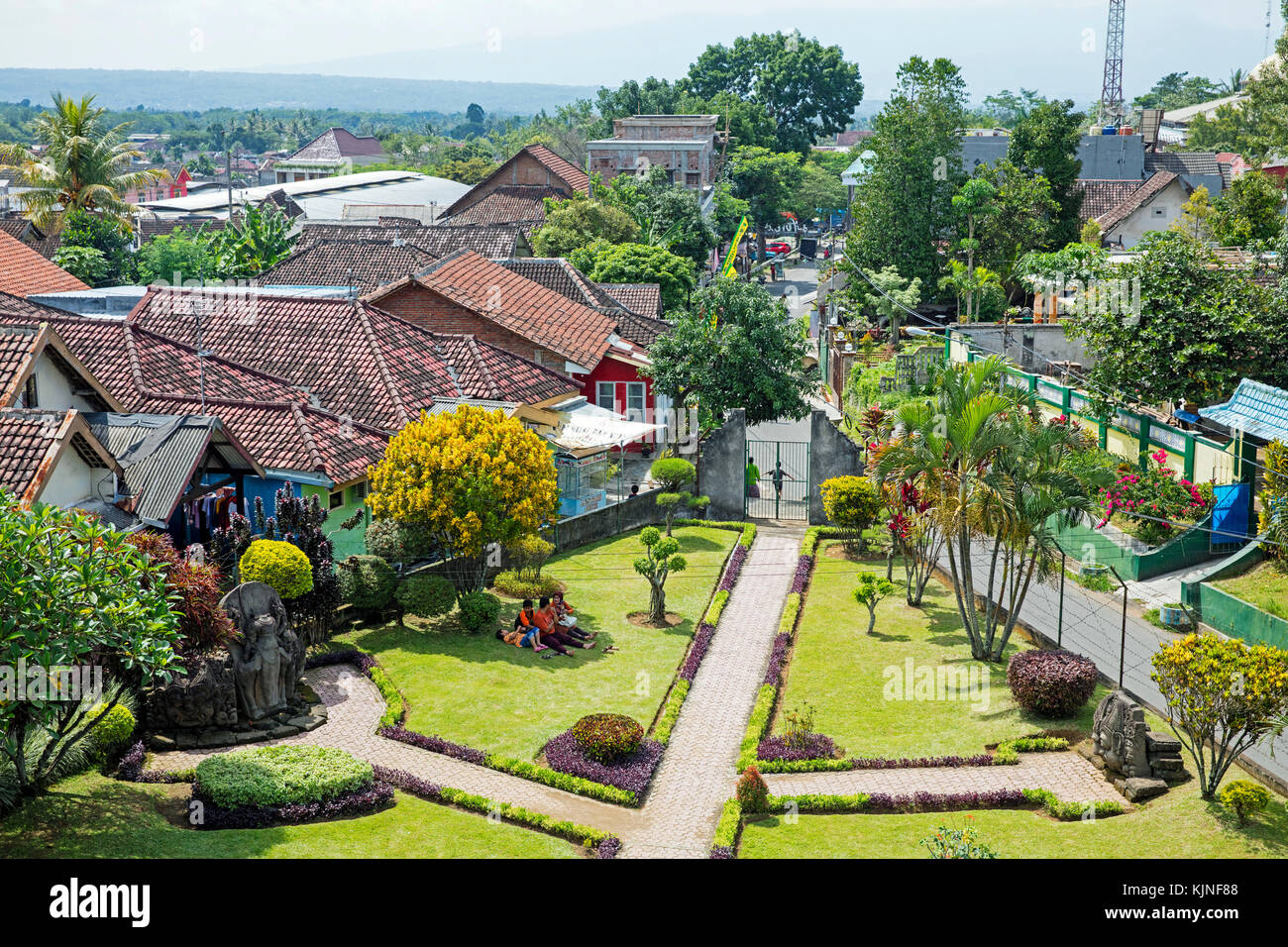 Vistas sobre el pueblo de tumpang candi jago, 13th-century templo hindú, distrito de tumpang cerca de Malang, Java oriental, Indonesia Foto de stock