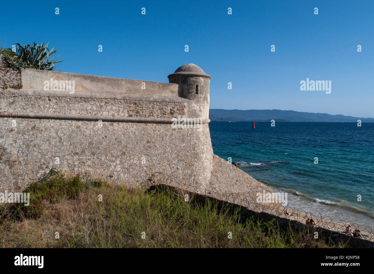 Ajaccio, Córcega: murallas de la ciudadela del siglo XV, la fortaleza militar y prisión durante la II Guerra Mundial, el mar mediterráneo y playa urbana Foto de stock