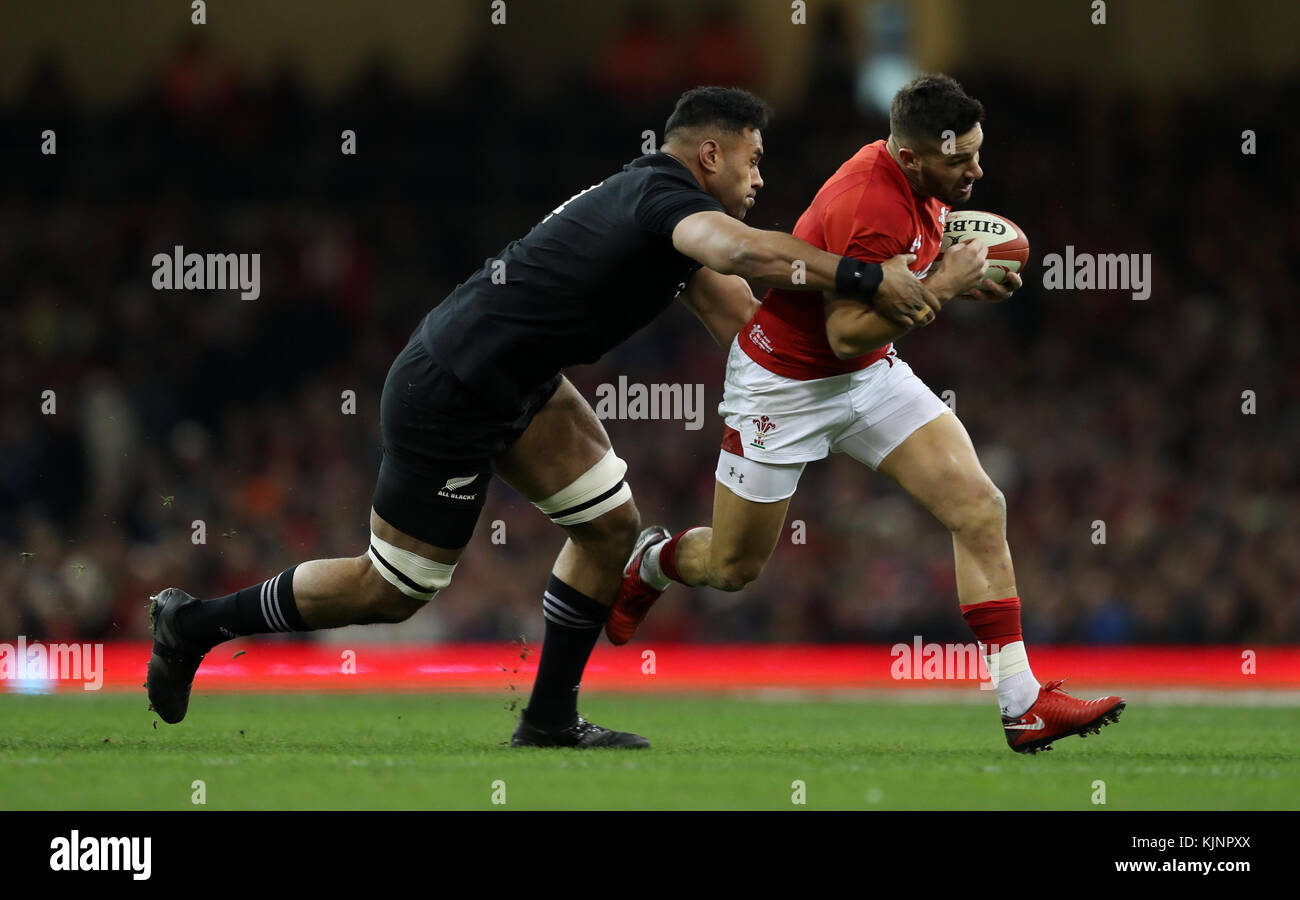 Patrick Tuipulotu, de Nueva Zelanda, aborda la web de Rhys de Gales durante el otoño internacional en el Principado Stadium, Cardiff. Foto de stock