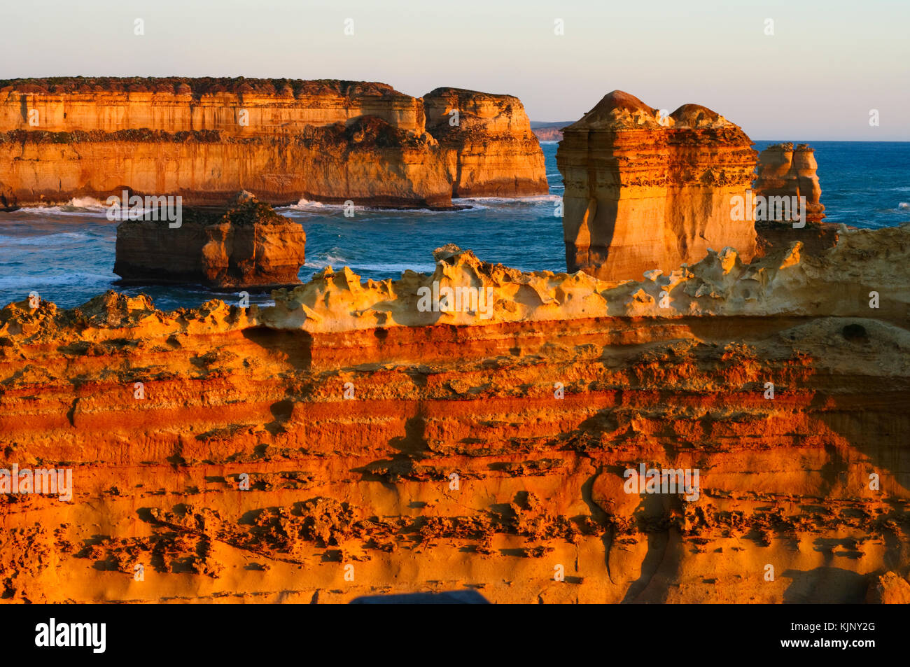 El Razorback al atardecer, los Doce Apóstoles, Great Ocean Road, Port Campbell National Park, Victoria, Australia Foto de stock