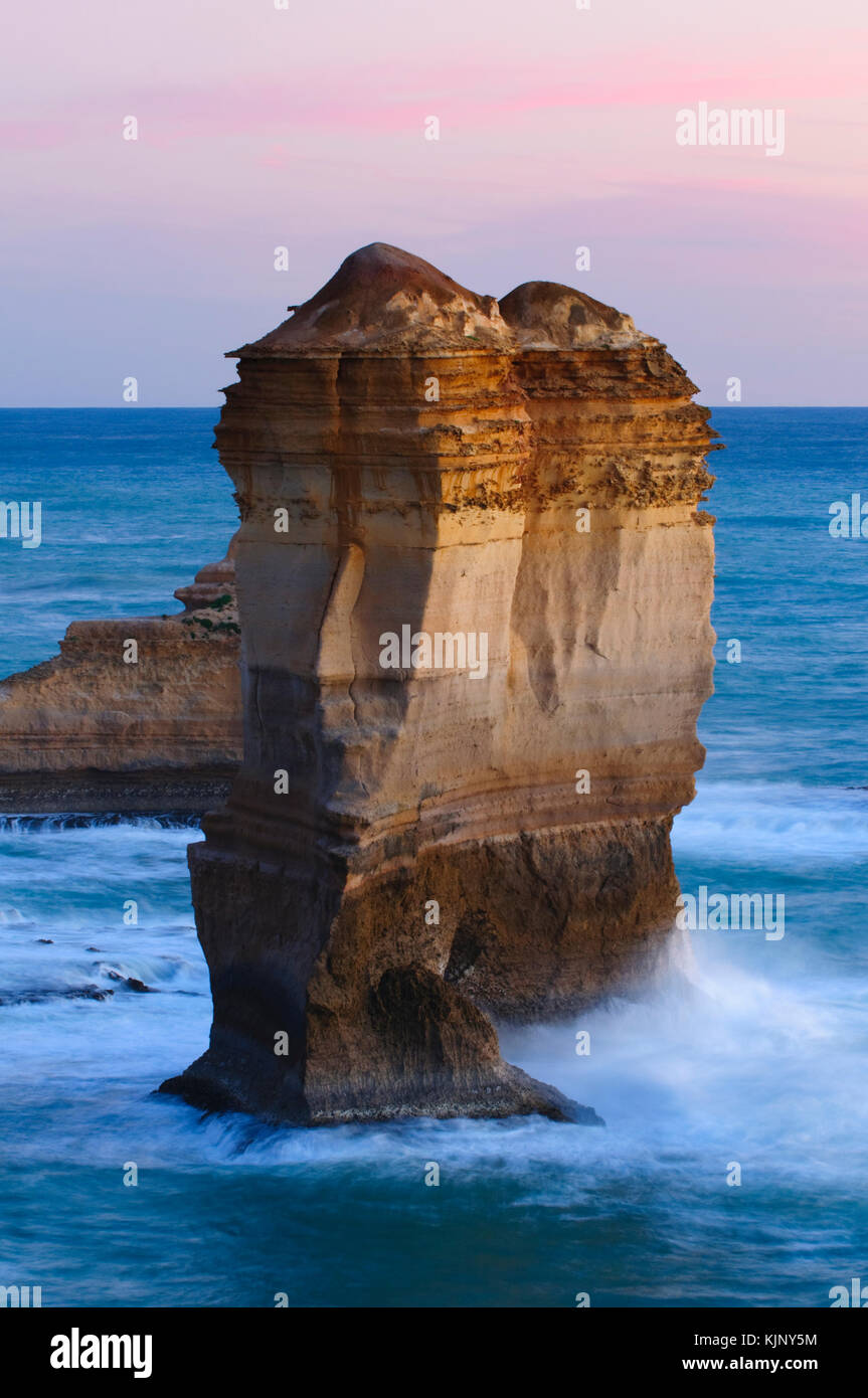 Los Doce Apóstoles al amanecer, Great Ocean Road, Port Campbell National Park, Victoria, Australia Foto de stock
