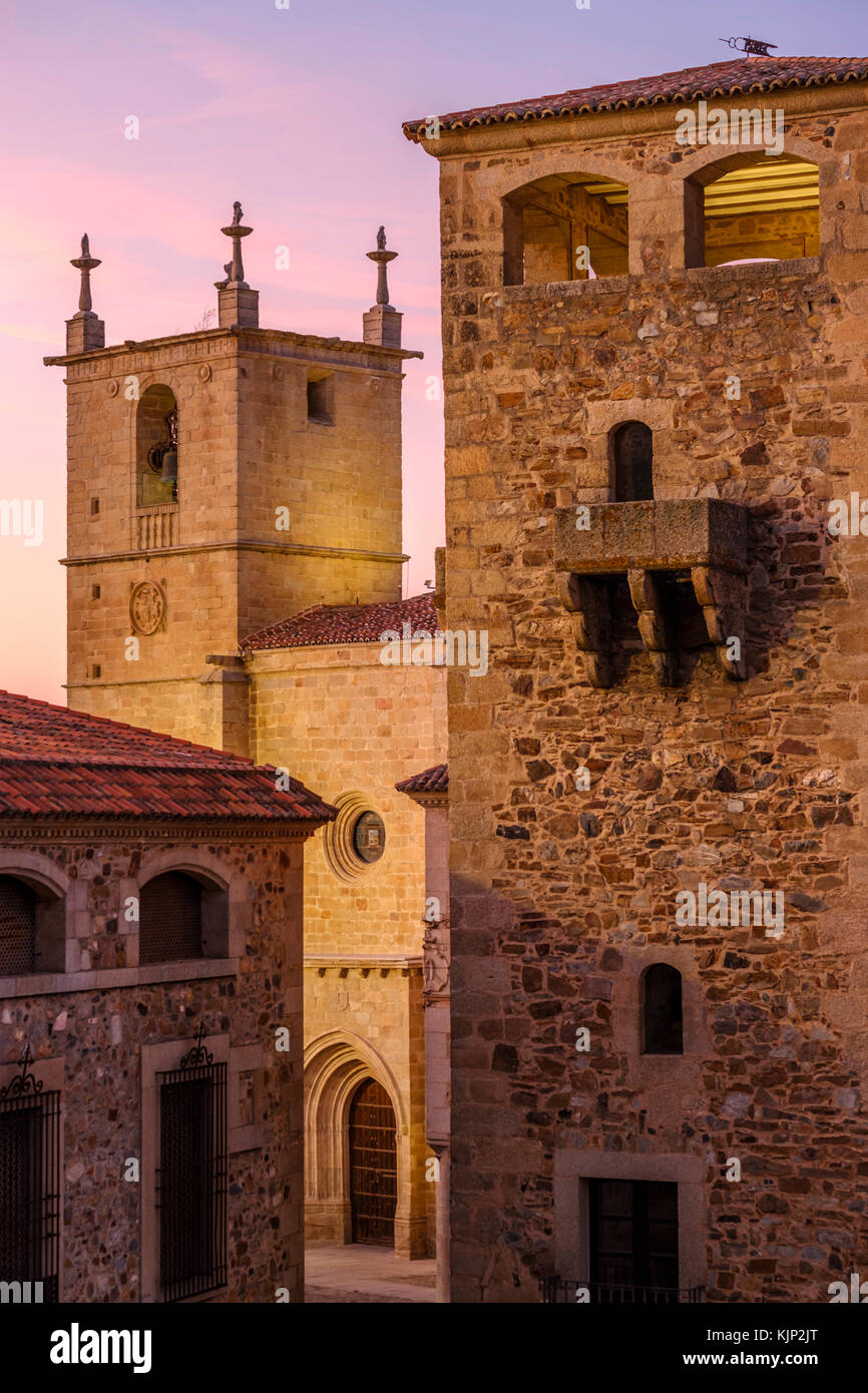 Cáceres ciudad monumental al atardecer en Extremadura de España Foto de stock