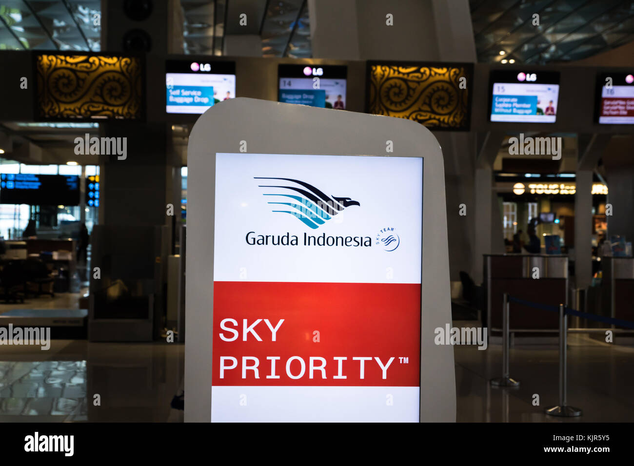 Yakarta, Indonesia - noviembre 2017: Aerolínea Garuda Indonesia el mostrador de check-in (en Jakarta Soekarno Hatta-) aeropuerto internacional. Foto de stock