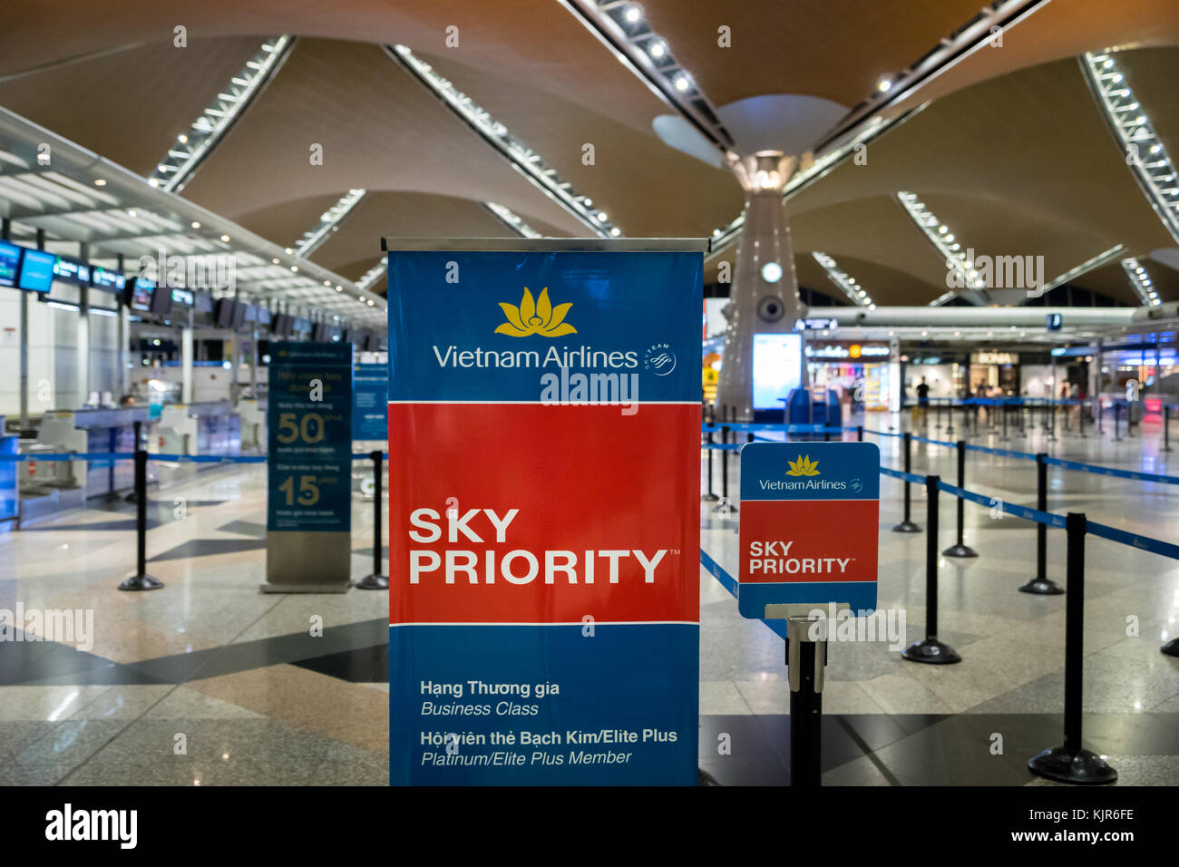 Kuala Lumpur, Malasia - noviembre 2017: Vietnam Airlines check-in en el aeropuerto internacional de Kuala Lumpur. Foto de stock