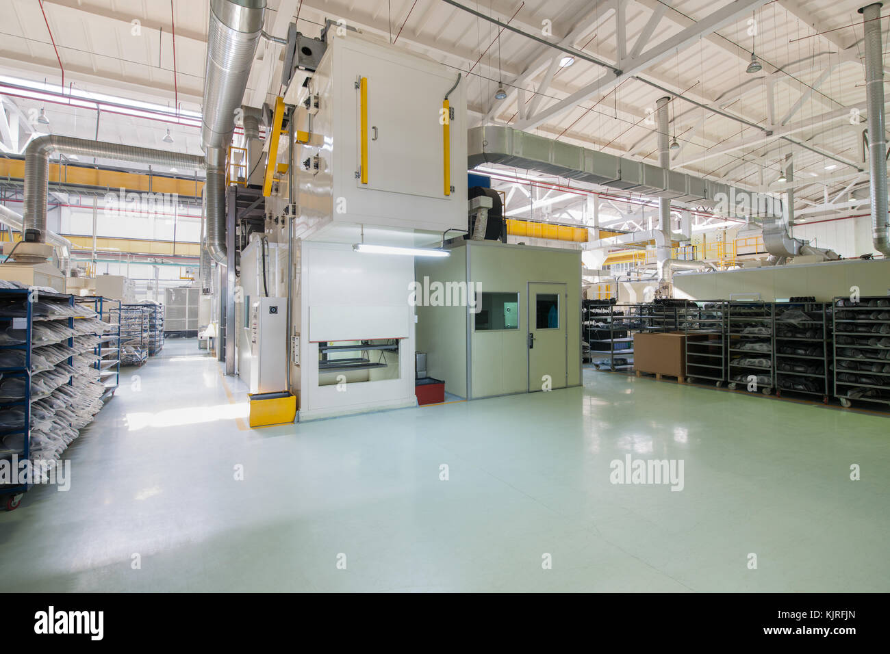 Taller con productos terminados en los estantes. Planta para la producción de los faros de los coches Foto de stock