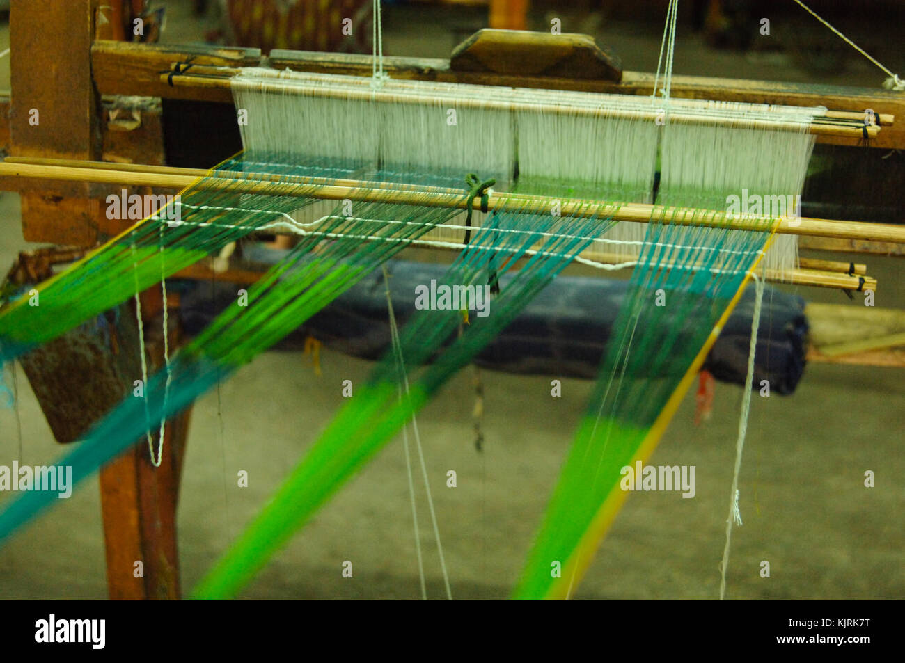 Hecho a mano en telar de madera fabricación de hilo y tela closeup  Fotografía de stock - Alamy