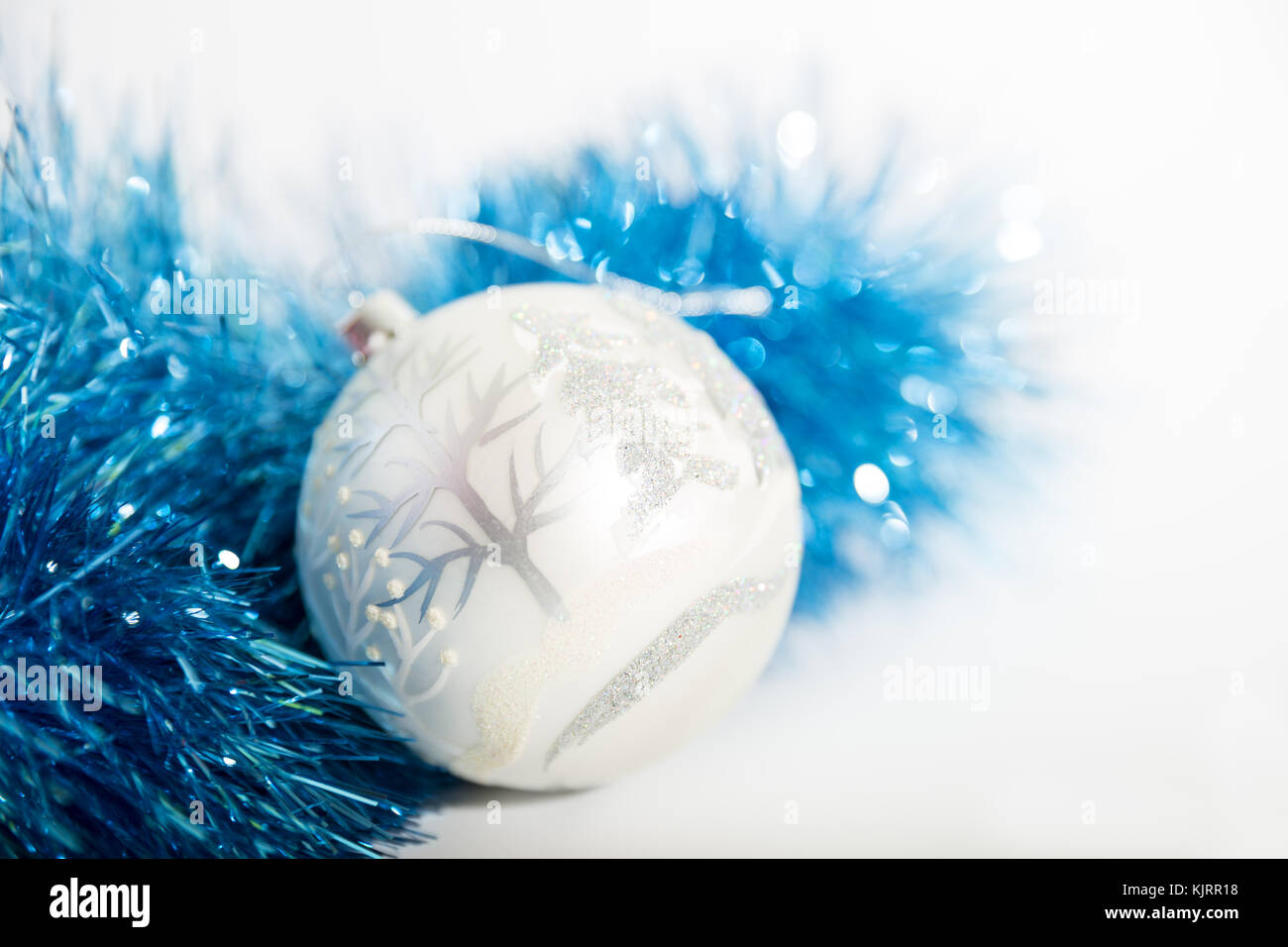 Adornos navideños de color azul y plateado sobre un fondo blanco - bolas y  guirnaldas Fotografía de stock - Alamy