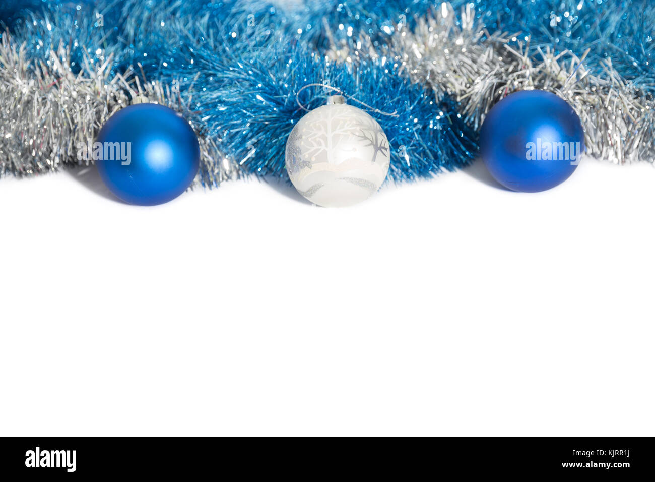 Adornos navideños de color azul y plateado sobre un fondo blanco - bolas y guirnaldas Fotografía de - Alamy