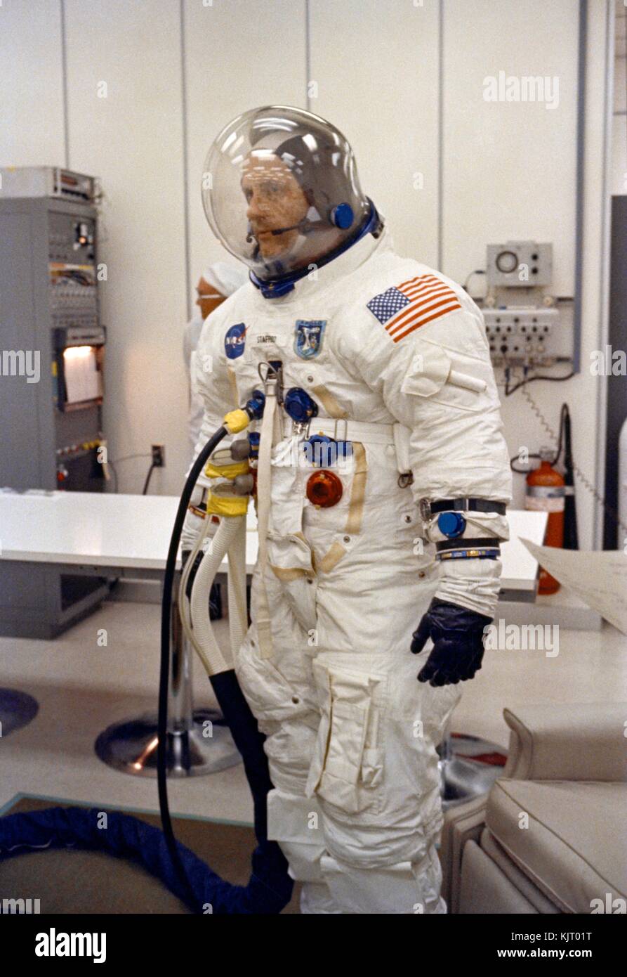 La NASA misión orbital lunar Apolo 10 el primer miembro de la tripulación,  el astronauta estadounidense Thomas Stafford, trajes en un traje espacial  durante los preparativos de pre-lanzamiento en el centro espacial