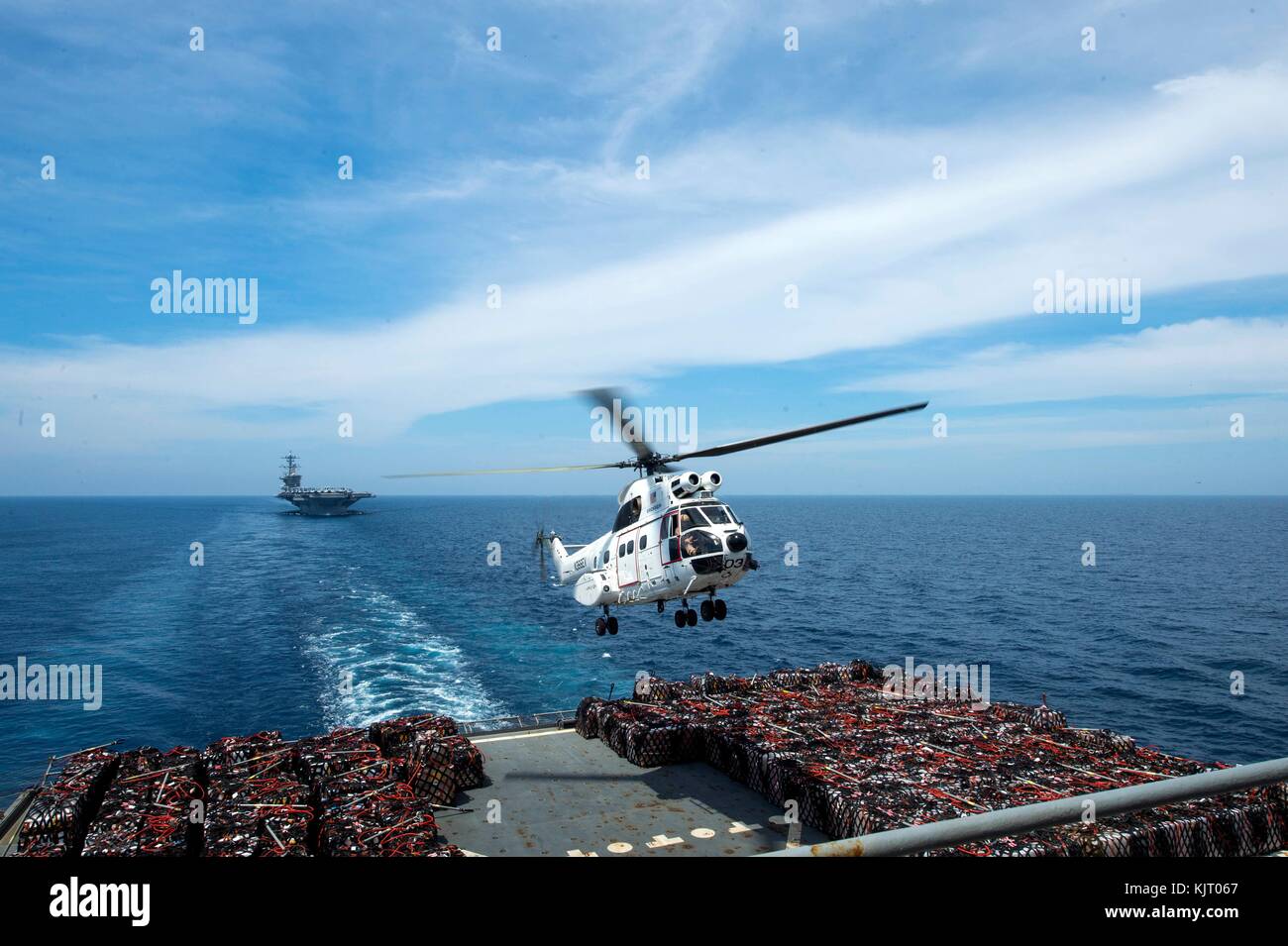 Marina sa-330j helicóptero Puma aterriza en la cubierta de vuelo a bordo de la marina de los EE.UU. Lewis y Clark, clase y municiones de carga seca buque USNS Amelia Earhart, 19 de noviembre de 2017 en el océano Pacífico. (Foto por Dominique m. lasco via planetpix) Foto de stock