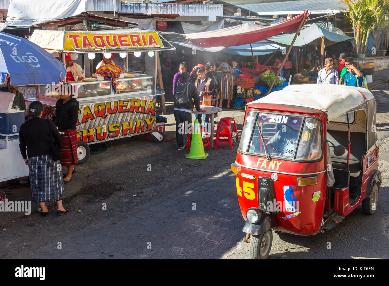 Tuk tuk pasa en el mercado central | Panajachel | Guatemala Foto de stock