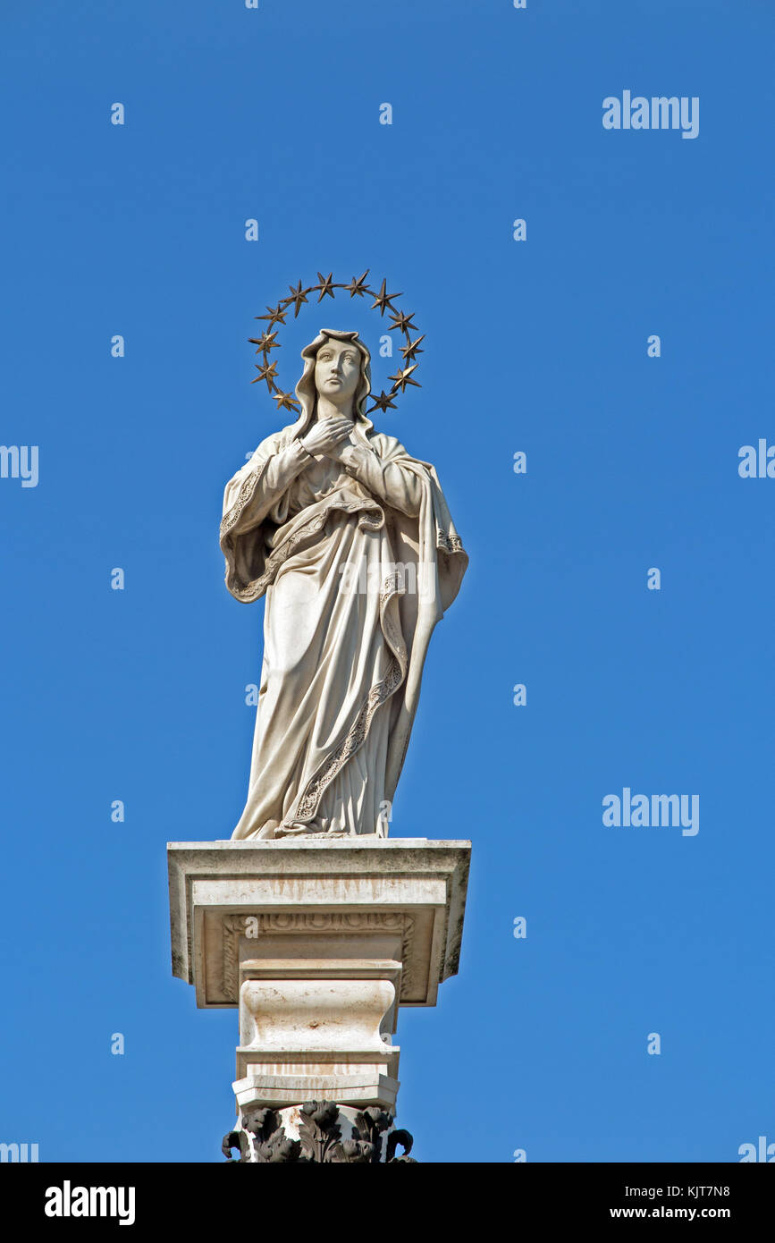 Monumento a la Virgen María fuera del monasterio de Jesna Gora el santuario y lugar de peregrinación a la Virgen de Czestochowa, Polonia con cielo azul Foto de stock