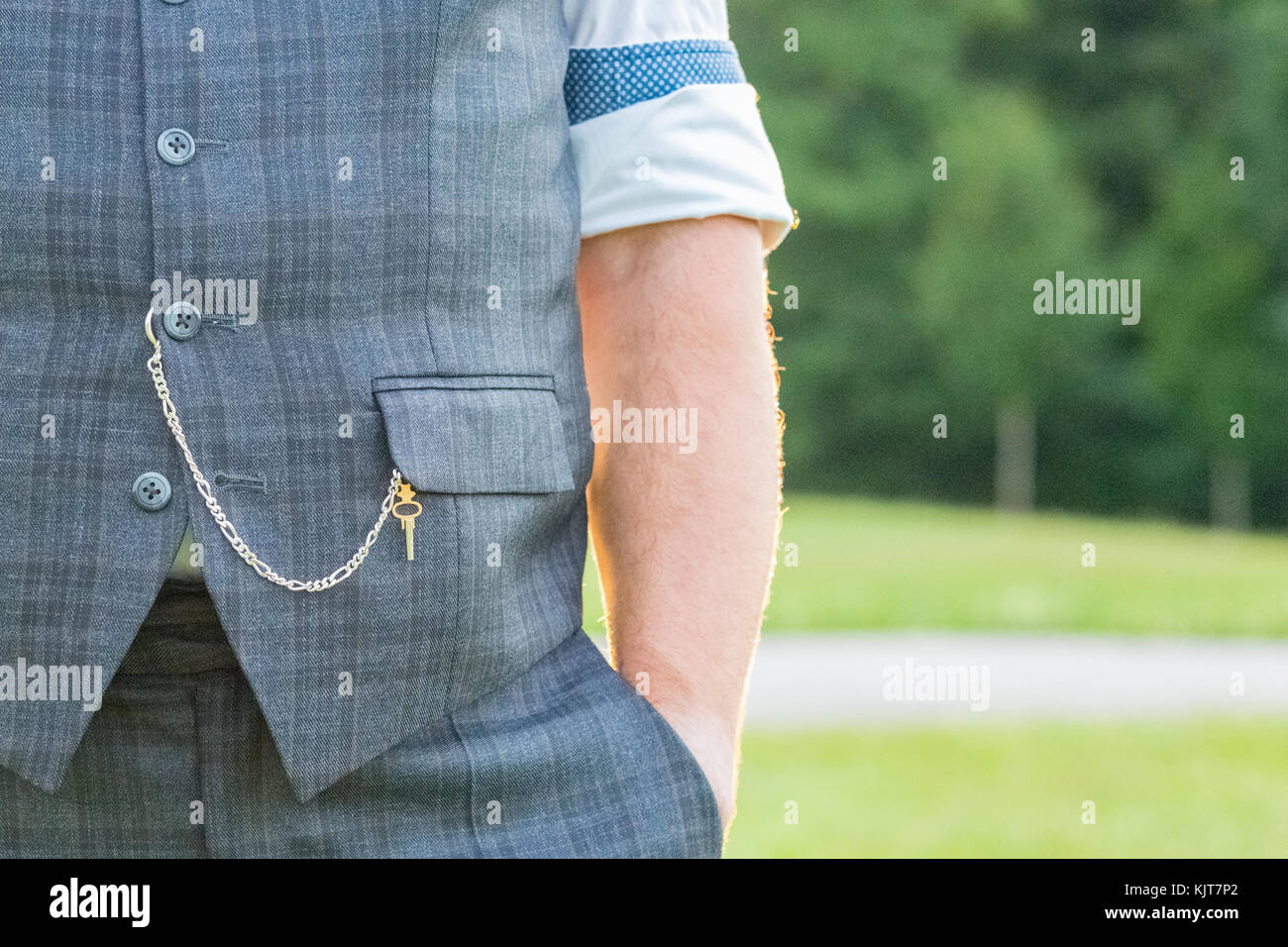 Elegante traje de caballeros con cadena y clave para el reloj de bolsillo  tradicionales Fotografía de stock - Alamy