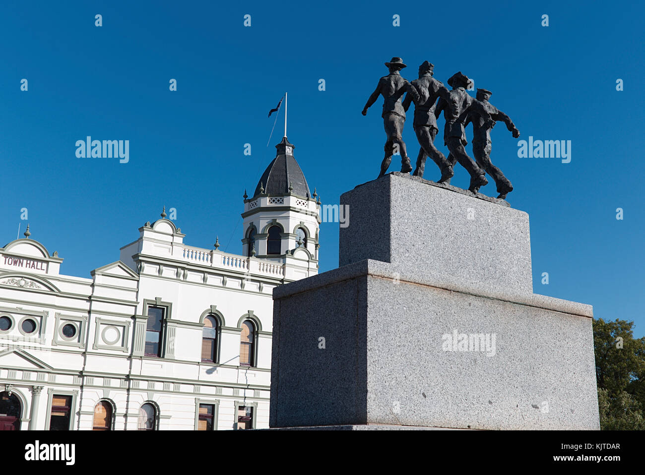 Este War Memorial en Forbes fue realmente muy impresionante con estos soldados marchando sobre el monumento. Forbes New South Wales Australia Foto de stock