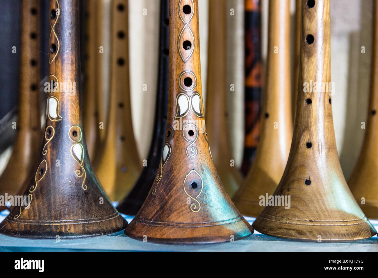 Muchos zurna turco tradicional instrumento de madera(clarion) son la venta  en un establo en el gran bazar, Estambul, Turquía Fotografía de stock -  Alamy