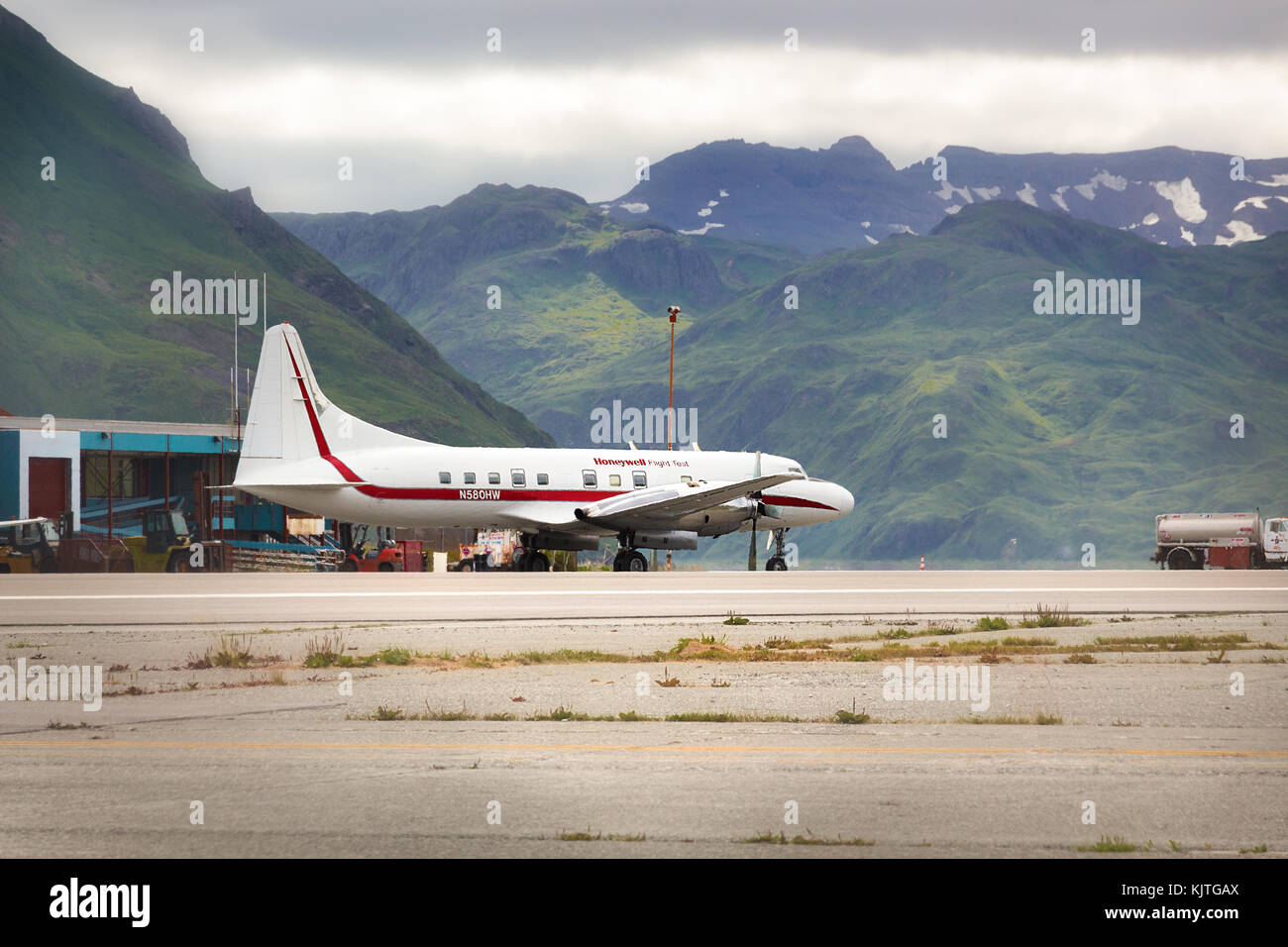 Puerto holandés, unalaska, Alaska, EE.UU. - agosto 14th, 2017: un Convair 580 de Honeywell en ensayos en vuelo, aeropuerto de unalaska tom Madsen, Alaska. Foto de stock