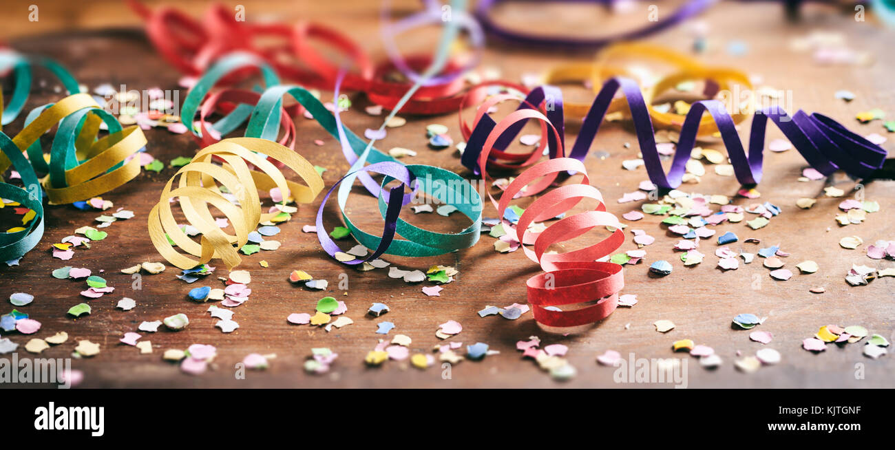 Feliz año nuevo a fondo con la máscara de carnaval serpentinas confetti y  globos parte Fotografía de stock - Alamy
