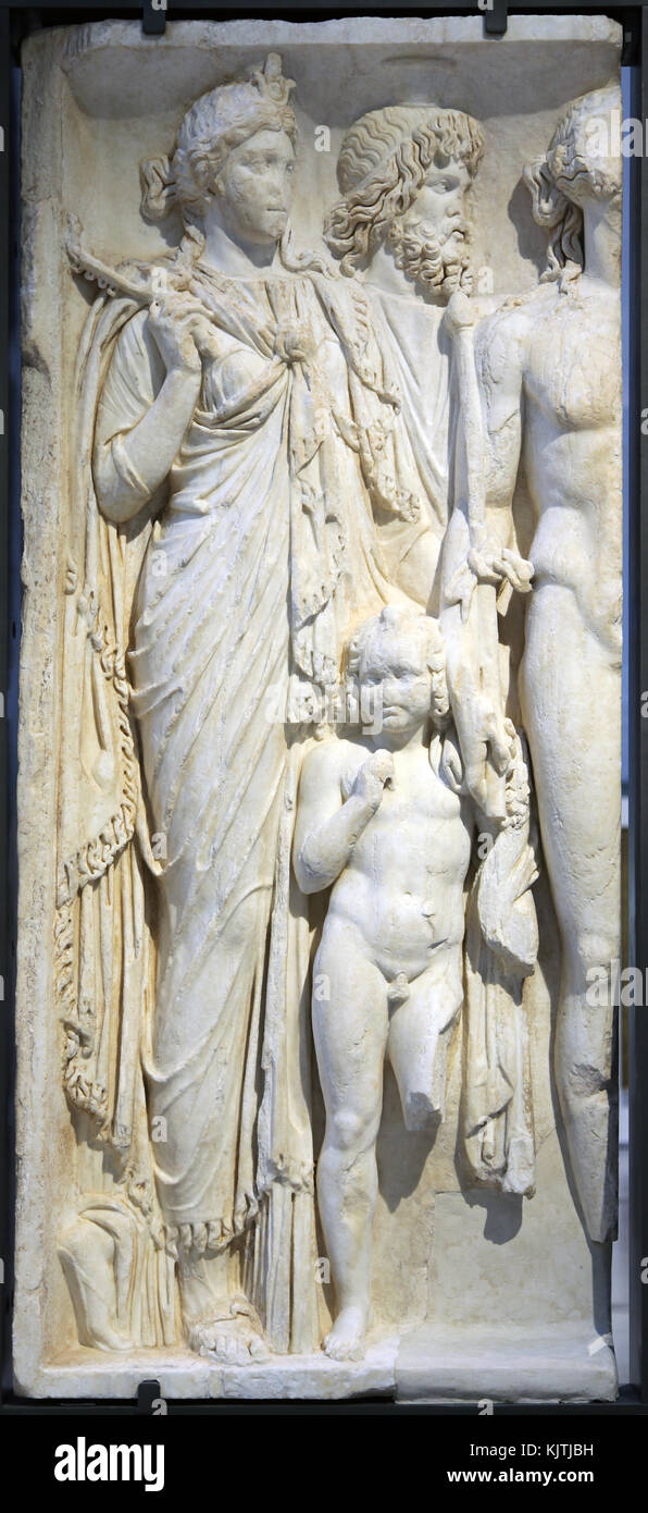 Escultura de Mármol;Fragmento de relieve arquitectónico reutilizados como losa funeraria cristiana;deidades egipcias. 160 AD Foto de stock