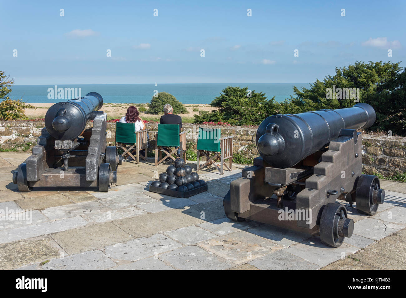 Cañones en plataforma de disparo del castillo, Walmer Castle & Gardens, Kingsdown Road, Walmer, tratar, Kent, Inglaterra, Reino Unido Foto de stock