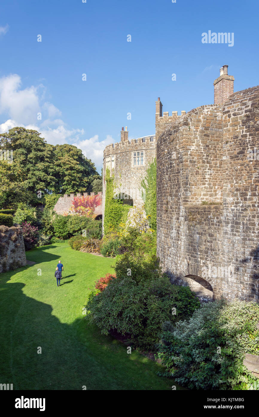 Foso y muros de Walmer Castle & Gardens, Kingsdown Road, Walmer, tratar, Kent, Inglaterra, Reino Unido Foto de stock