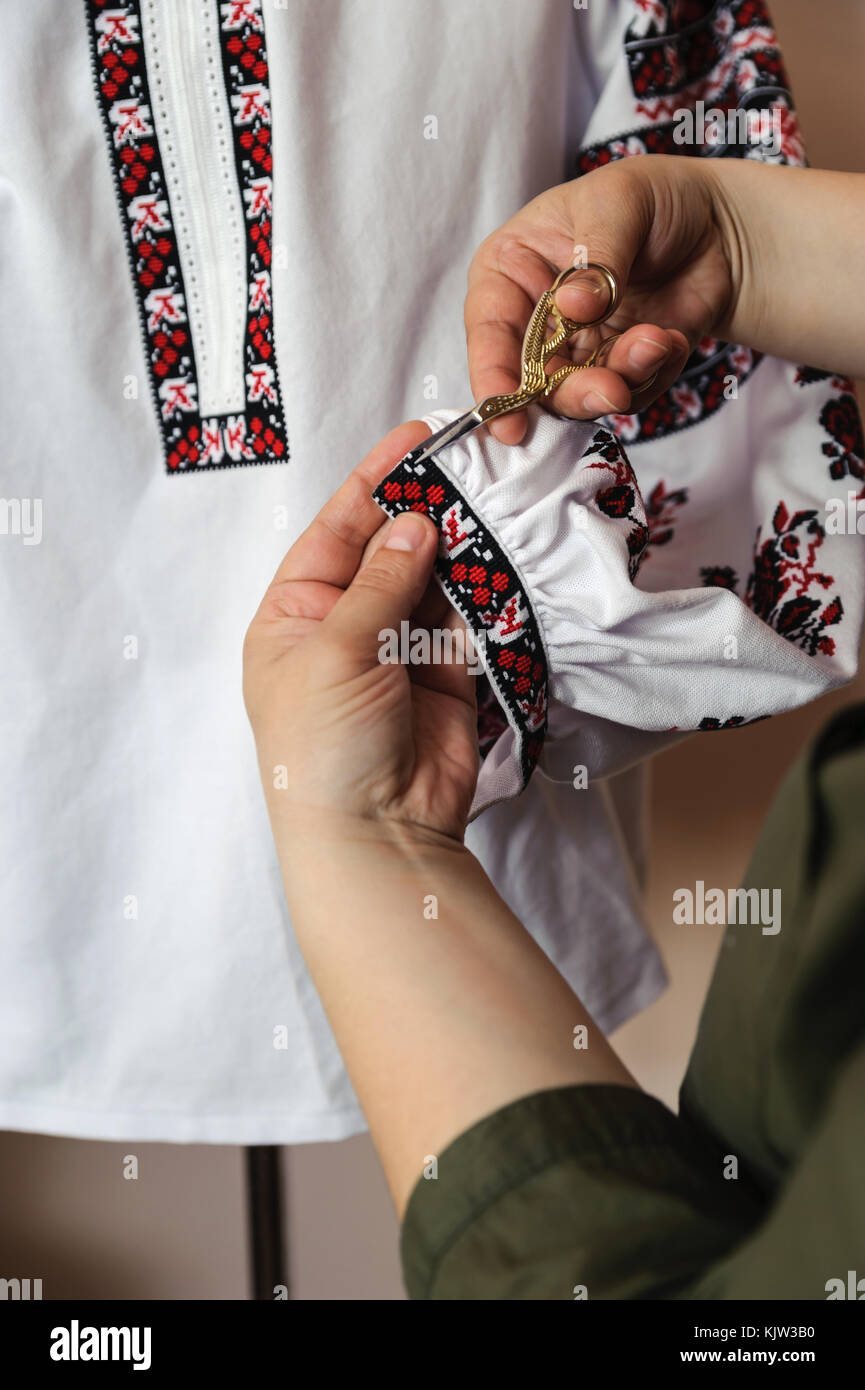 nieve maíz chocar Mujer manos recortar el exceso de hilo camisas bordadas Fotografía de stock  - Alamy