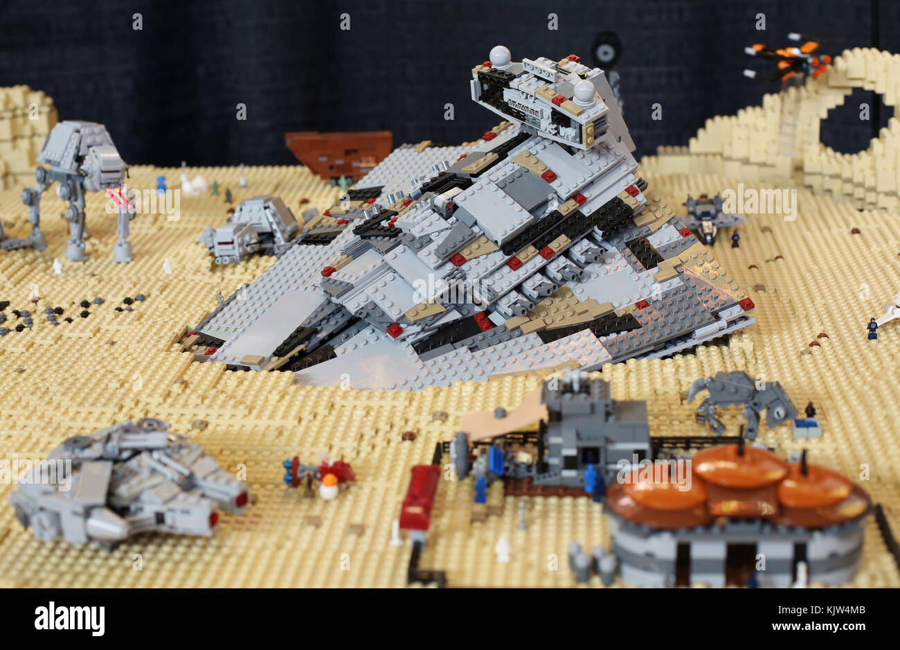 Minneapolis, Minnesota, USA. El 25 de noviembre, 2017. Una de las escenas  de la película original de Star Wars recreado enteramente de piezas de LEGO,  en exhibición en el ventilador LEGO Expo