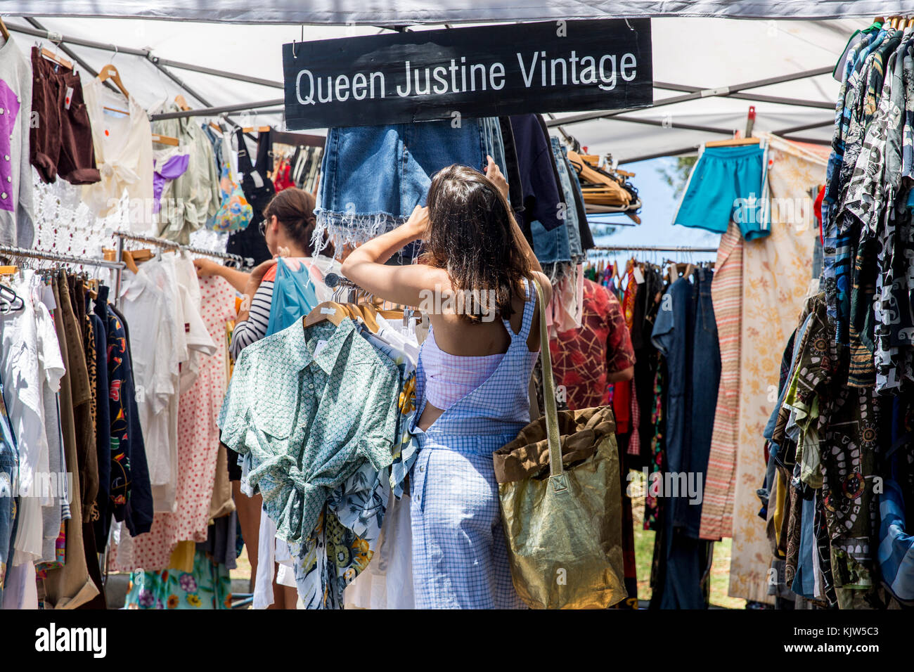 Mercado de puesto de ropa vintage fotografías e imágenes de alta resolución  - Alamy
