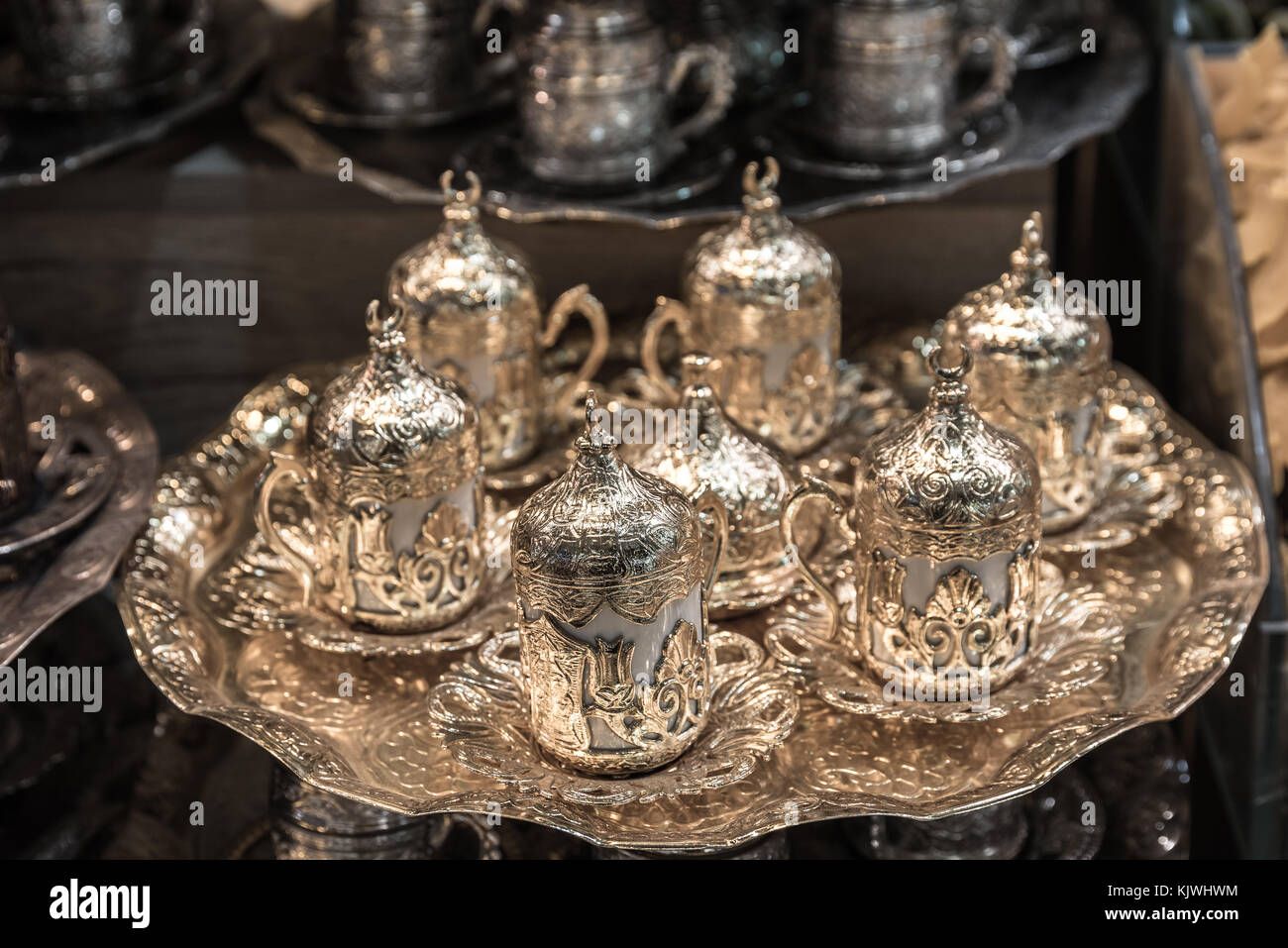 Vista superior del turco tradicional de cobre o plata artesanal juegos de  café para la venta en el egipcio y el gran bazar de Estambul, Turquía  Fotografía de stock - Alamy