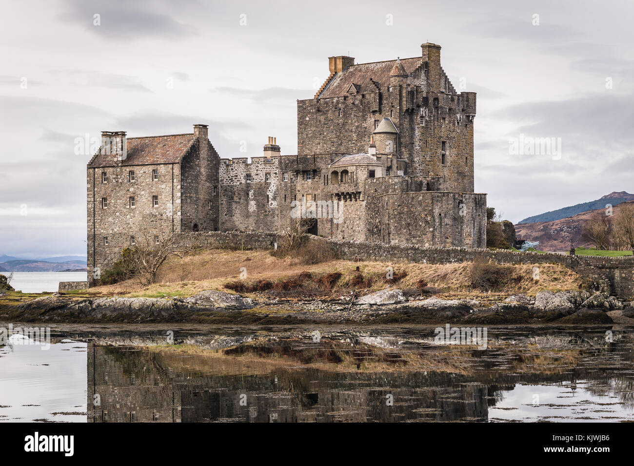 Eilan donan castle castillo fortificado construido a mediados del siglo XIII, situada en las tierras altas de Escocia. Foto de stock