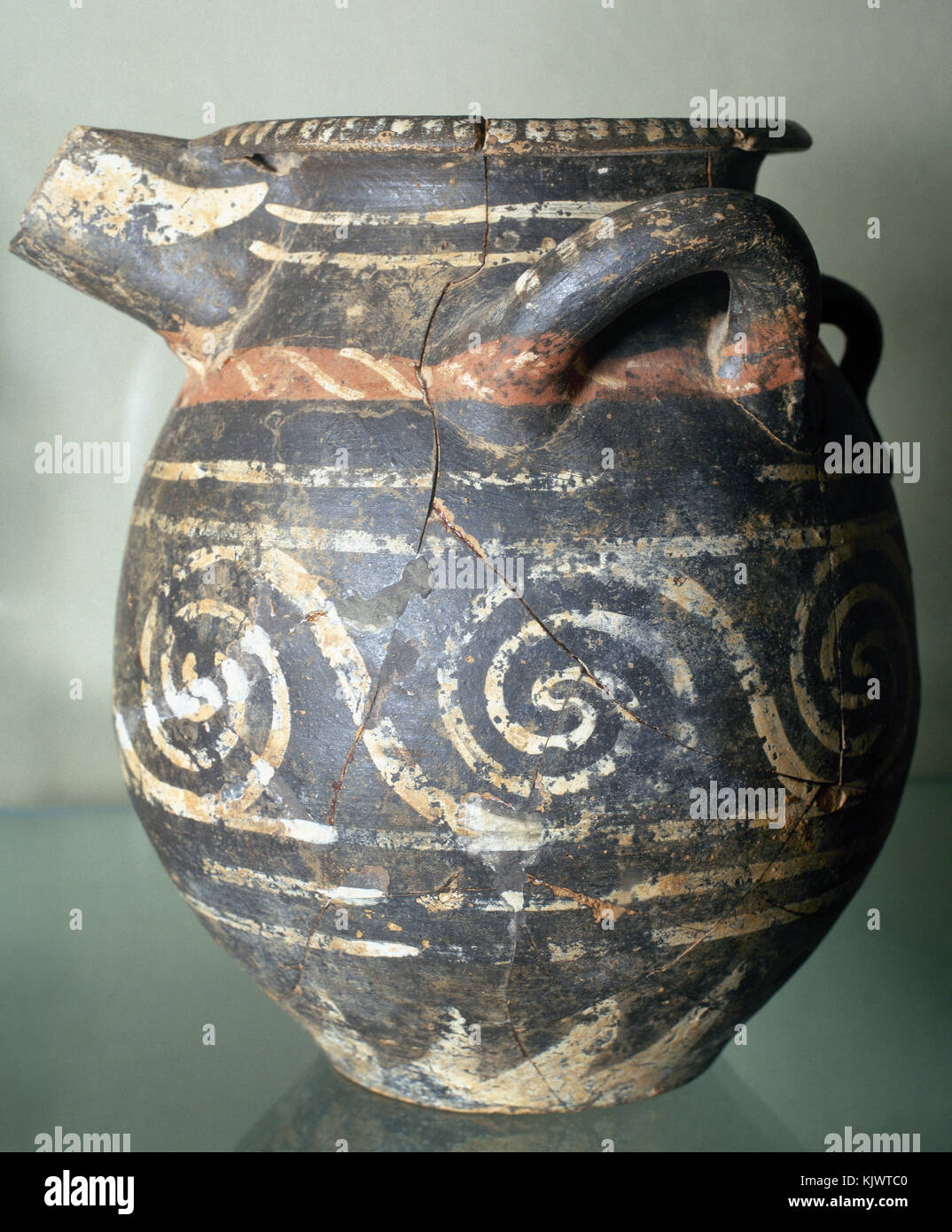 La civilización minoica. La Edad del Bronce. Isla de Creta. Jarra de  cerámica Kamares con bandas espirales e interconectado. Antiguos palacios  período. 1900-1700 BC. El Museo Arqueológico de Heraklion. Creta. Grecia  Fotografía