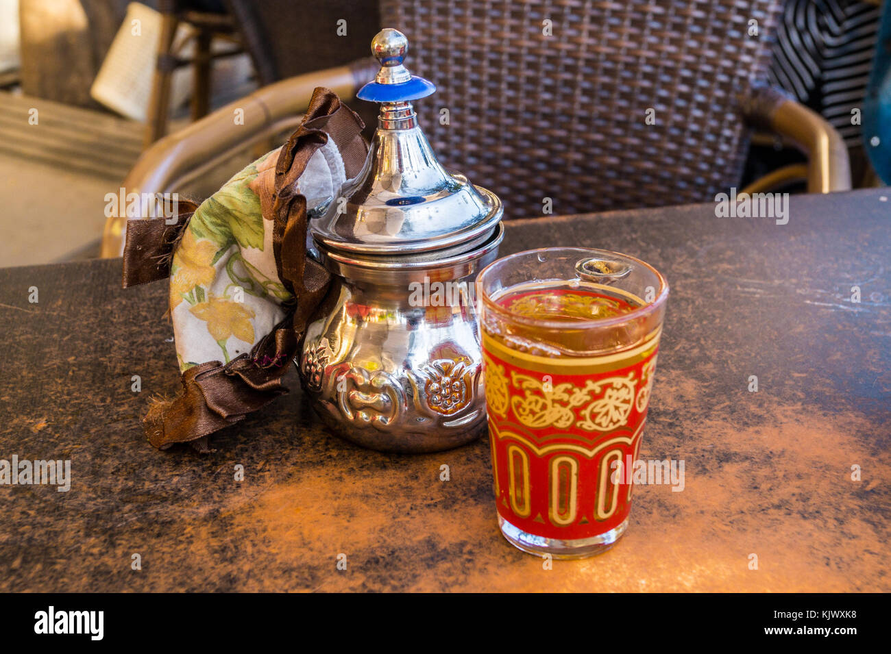 El té de menta en una tetera y cristal decorado en una mesa de té, Sevilla, Andalucía, España. Foto de stock