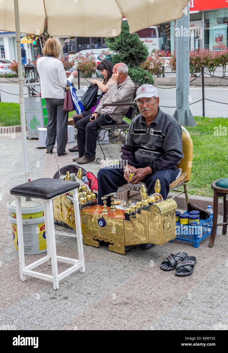 Edirne, Turquía, mayo 02,2015. Calle limpiadores de zapata en la ciudad .empresario turco sentado en lugar de trabajo en el parque urbano y esperando a los clientes Foto de stock