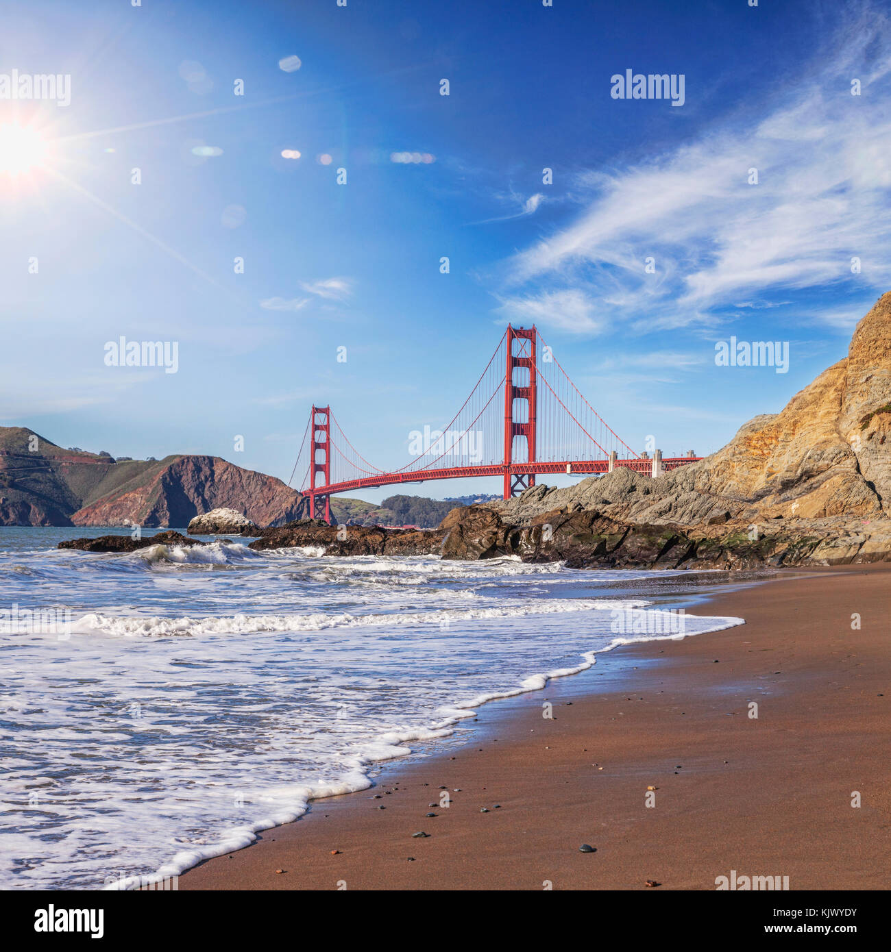 Llamarada Solar sobre el puente Golden Gate, San Francisco.sun Foto de stock