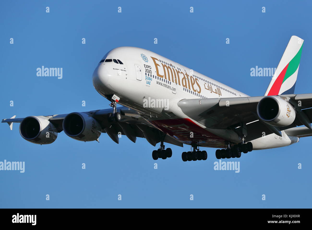 Naciones Emirates Airbus A380 A6-CEE aterrizando en el aeropuerto de Heathrow en Londres, Reino Unido Foto de stock