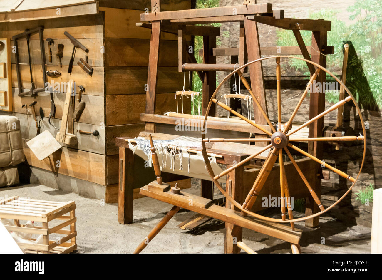La exhibición del museo de un telar, rueda giratoria, y otras herramientas utilizadas por los primeros colonos en Kentucky, EE.UU. Foto de stock