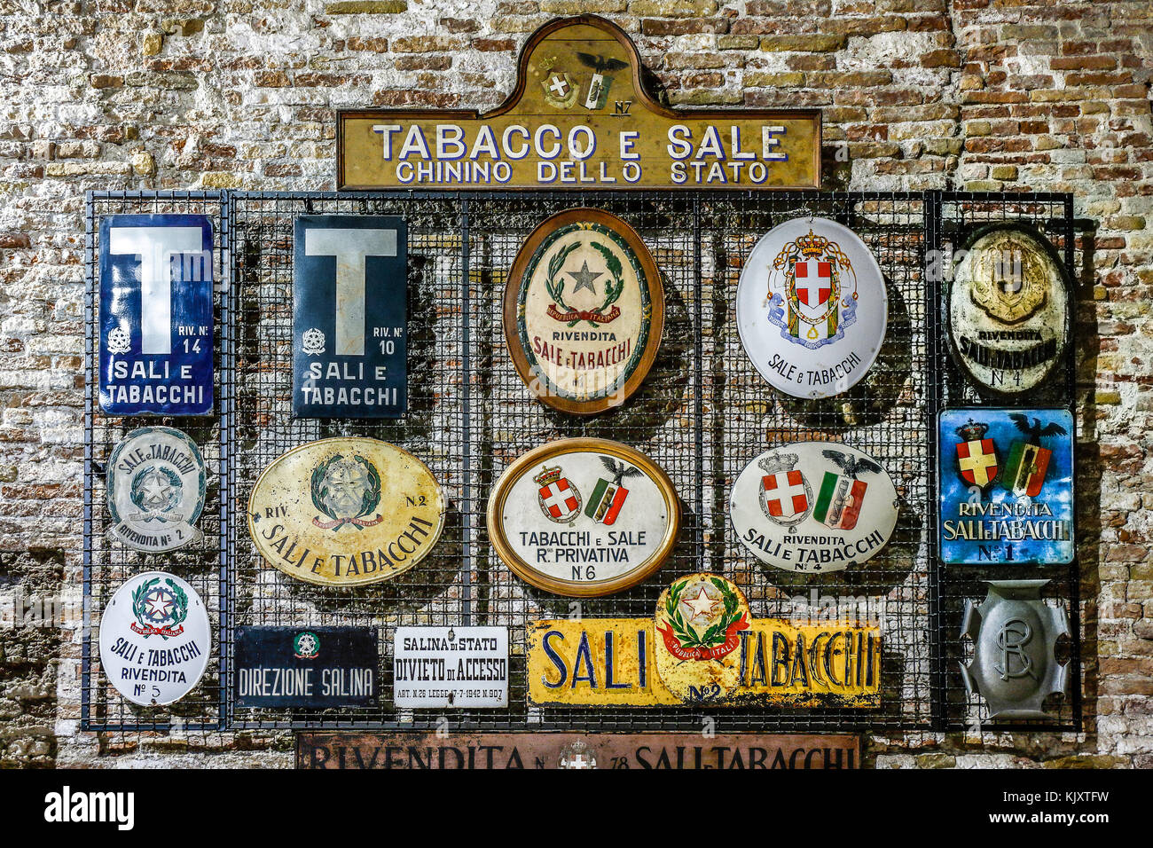 Italia Emilia Romagna Cervia: Museo de la sal: los signos de los monopolios cuando la sal se encuentra bajo el control del estado Foto de stock
